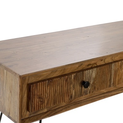 Mesa de madeira clara com gaveta entalhada e pernas metálicas pretas