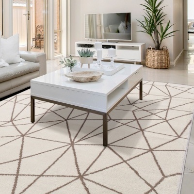 Mesa de centro branca sobre tapete geométrico beige numa sala de estar moderna