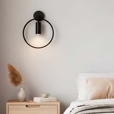 Candeeiro de parede circular preto com luz em quarto minimalista