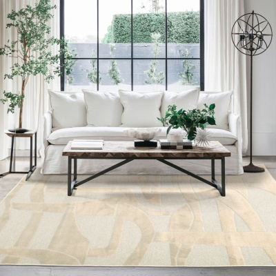 Sala de estar com sofá branco, mesa de centro de madeira, tapete bege, planta e candeeiro de pé