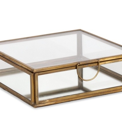 caixa quadrada de vidro com estrutura metálica dourada e tampa transparente