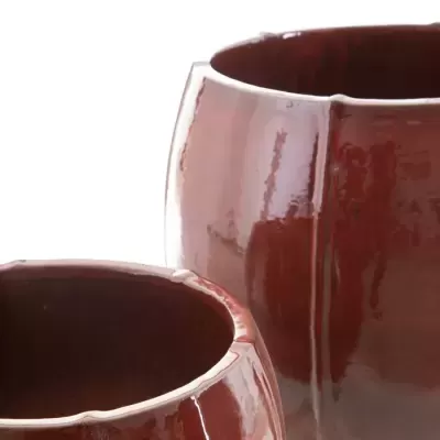 Vasos decorativos em cerâmica vermelha escura brilhante