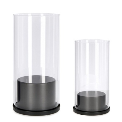 Dois recipientes cilíndricos transparentes com base preta, feitos de vidro ou acrílico.