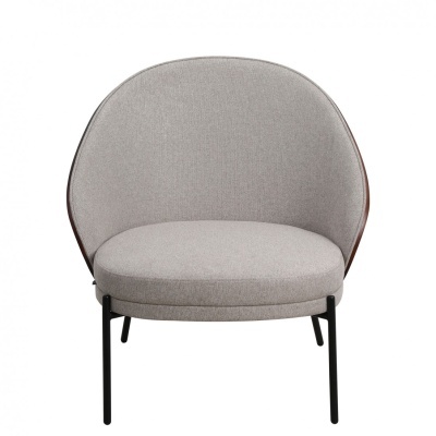 Cadeira cinza claro estofada com pernas pretas metálicas e design arredondado