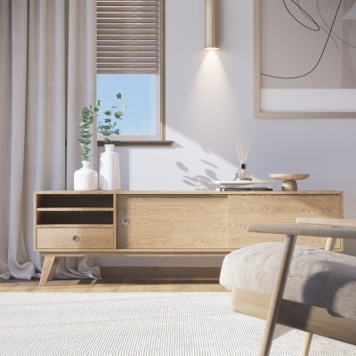 Móvel de madeira clara com decoração em sala iluminada