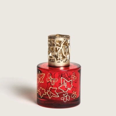 Frasco vermelho com tampa dourada e decoração dourada de folhas e borboletas