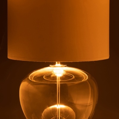 Candeeiro de mesa com base de vidro e cúpula bege