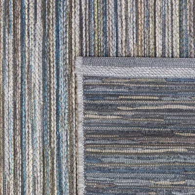 Tapete com padrão de riscas em várias cores sobre outro tapete com padrão semelhante