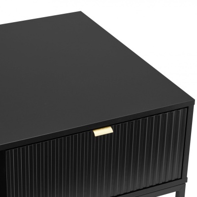 Mesa de cabeceira preta com porta estriada e puxador dourado