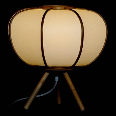 Lâmpada de mesa com cúpula em tecido bege e base de madeira