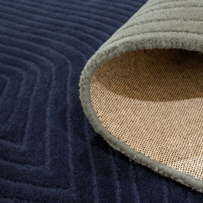 Tapetes em azul escuro e cinza com padrões distintos e texturas visíveis.