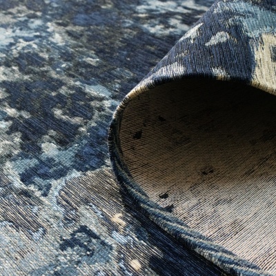 Tapete azul e bege com padrão abstrato e textura visível