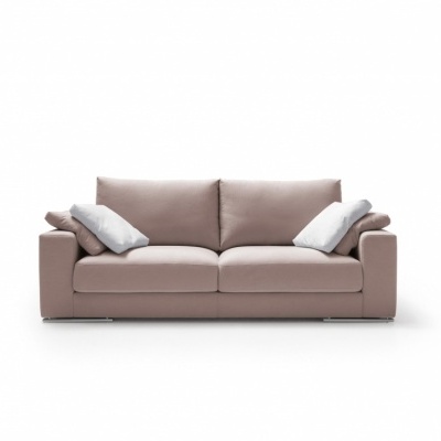 Sofá cor de rosa com almofadas cinza claro e base metálica prateada