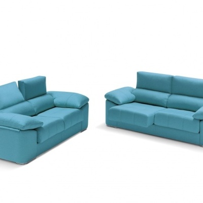 Dois sofás azuis modernos em fundo branco