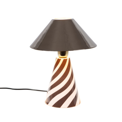 Candeeiro de mesa com base riscada castanha e branca e abat-jour castanho