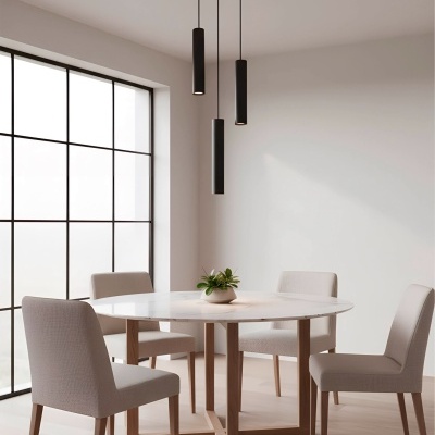 Mesa de jantar redonda em mármore branco com cadeiras estofadas beige claro e luz natural