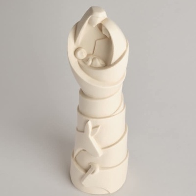 Escultura em cerâmica creme com figuras abstratas entrelaçadas
