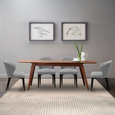 Conjunto de sala de jantar com mesa de madeira e quatro cadeiras cinzentas