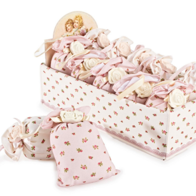 Caixa com sachets decorativos cor-de-rosa e branco e padrão floral