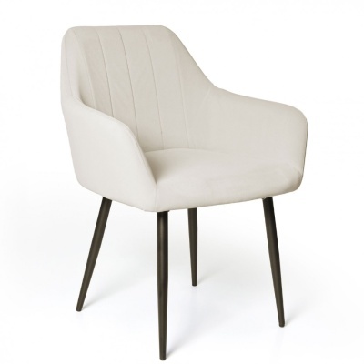 Cadeira branca estofada com pernas pretas finas em fundo branco