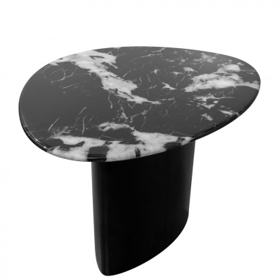 Mesa de centro oval com tampo em padrão mármore preto e branco e base preta curva
