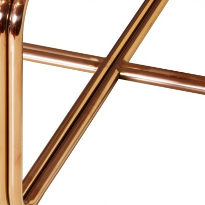 Estrutura metálica em cobre com tubos cilíndricos e conectores em X