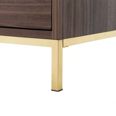 Canto inferior de mobiliário em madeira escura com pernas douradas