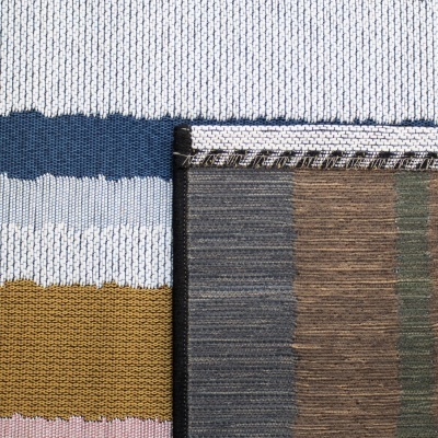 Mantinhas coloridas com padrões de riscas horizontais e verticais sobrepostas