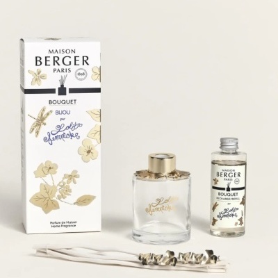 Conjunto difusor MAISON BERGER PARIS com frasco de vidro, recarga e varetas em fundo bege