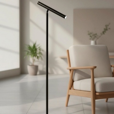 Candeeiro de pé metálico preto junto a cadeira de madeira clara com estofos brancos