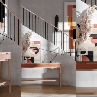 Aparador em madeira com gavetas terracota, vaso com flores secas, quadro abstrato e parede cinza sob escada