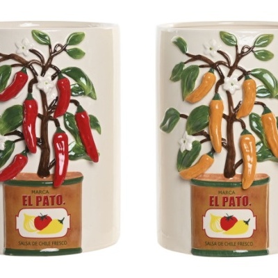 Dois jarros cerâmicos decorados com pimentos vermelhos e amarelos e rótulo EL PATO