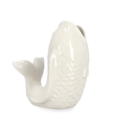 Objeto decorativo de cerâmica branca em forma de peixe vertical com escamas e cauda visíveis