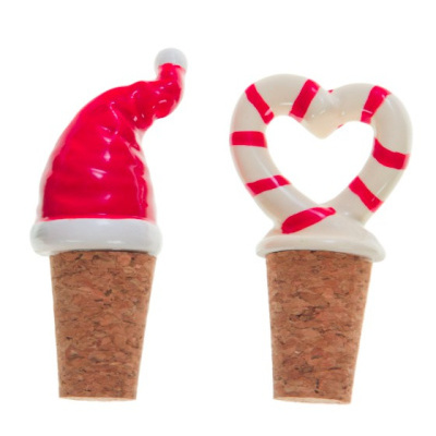 Rolhas de cortiça com decoração de chapéu de Pai Natal e coração listrado.