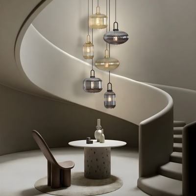 Luminárias pendentes de vidro, mesa redonda branca com base de pedra e cadeira castanha em ambiente com escadaria curva