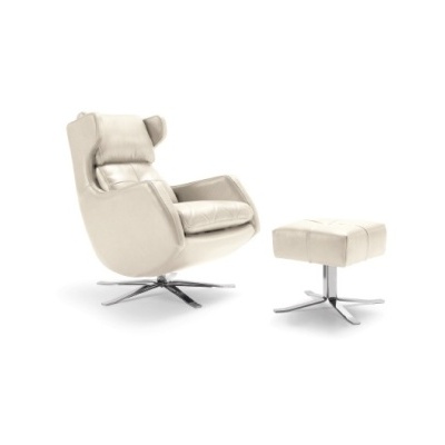 Poltrona bege de couro com apoio para pés estofado em fundo branco