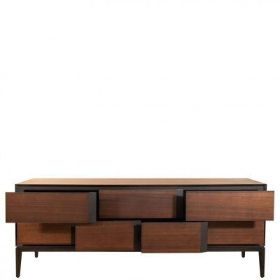 Móvel em madeira castanho escuro com gavetas abertas e puxadores pretos