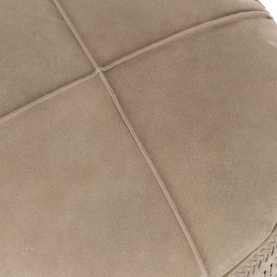 puff redondo bege com costuras em cruz e bordados na lateral