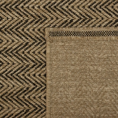 Pormenor do tapete bege com padrão ziguezague preto e borda costurada