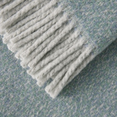 Lenço felpudo com padrão azul e franjas cinza claro