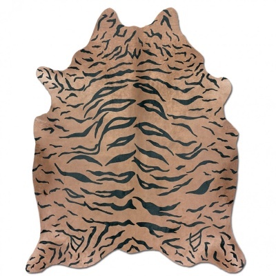 Tapete castanho claro com padrão de listras pretas em pele sintética