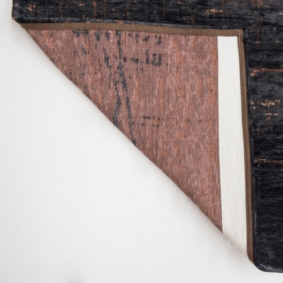 Tapete abstrato castanho, preto e cobre, bordas castanhas e verso rosa com padrão preto