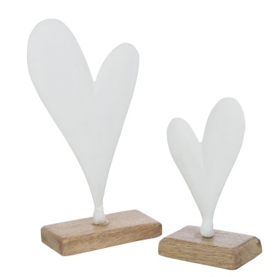 Dois ornamentos decorativos em forma de corações brancos com base de madeira