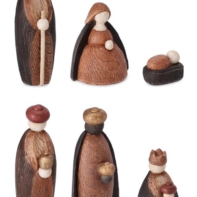 Figuras natalícias em madeira polida de várias personagens com trajes castanhos, pretos e dourados