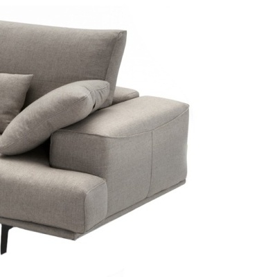 Sofá cinzento claro com almofadas em fundo branco