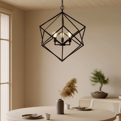 Lâmpada pendente metálica geométrica preta com 3 lâmpadas sobre mesa redonda de madeira clara