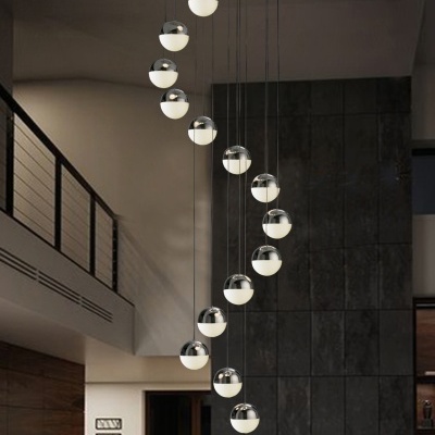Lustre pendente com esferas brancas e metal prateado em sala moderna com texto BOMBILLAS INCLUIDAS