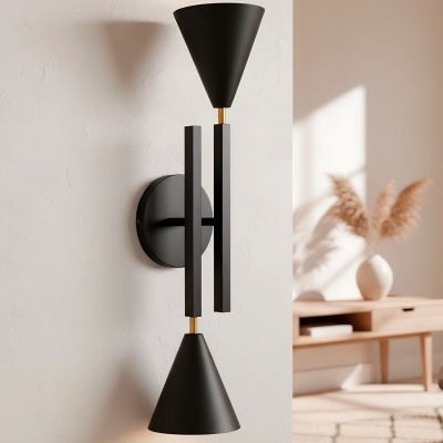Aplique de parede preto com cúpulas cónicas em ambiente interior