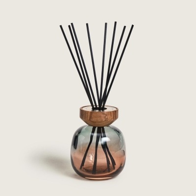 Difusor de aromas com base em vidro colorido e varetas pretas