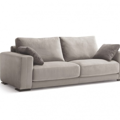 Sofá cinzento em tecido com quatro almofadas sobre fundo branco